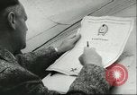 Standbild Ungarische Schüler entführten Flugzeug Deutschland, 1956, aus Sekunde 46 historischem Filmmaterial Videoclip 65675064630