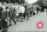 Standbild Heer und Vrow Reeffer Holland Niederlande, 1956, aus Sekunde 25 historischem Filmmaterial Videoclip 65675064633