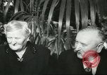 Standbild Heer und Vrow Reeffer Holland Niederlande, 1956, aus Sekunde 34 historischem Filmmaterial Videoclip 65675064633