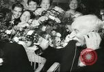 Standbild Heer und Vrow Reeffer Holland Niederlande, 1956, aus Sekunde 41 historischem Filmmaterial Videoclip 65675064633