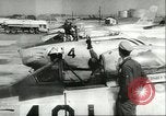 Standbild F-86 Sabre Kampfflugzeuge Japan, 1956, aus Sekunde 35 historischem Filmmaterial Videoclip 65675064639