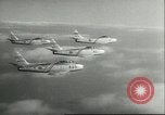 Standbild F-86 Sabre Kampfflugzeuge Japan, 1956, aus Sekunde 47 historischem Filmmaterial Videoclip 65675064639