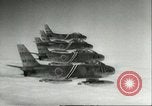 Standbild F-86 Sabre Kampfflugzeuge Japan, 1956, aus Sekunde 52 historischem Filmmaterial Videoclip 65675064639