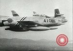 Standbild F-86 Sabre Kampfflugzeuge Japan, 1956, aus Sekunde 55 historischem Filmmaterial Videoclip 65675064639