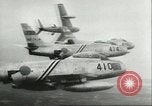 Standbild F-86 Sabre Kampfflugzeuge Japan, 1956, aus Sekunde 56 historischem Filmmaterial Videoclip 65675064639