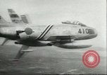 Standbild F-86 Sabre Kampfflugzeuge Japan, 1956, aus Sekunde 58 historischem Filmmaterial Videoclip 65675064639