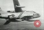Standbild F-86 Sabre Kampfflugzeuge Japan, 1956, aus Sekunde 59 historischem Filmmaterial Videoclip 65675064639