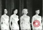 Standbild Miss Universe Schönheitswettbewerb California United States USA, 1956, aus Sekunde 10 historischem Filmmaterial Videoclip 65675064640