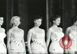 Standbild Miss Universe Schönheitswettbewerb California United States USA, 1956, aus Sekunde 13 historischem Filmmaterial Videoclip 65675064640