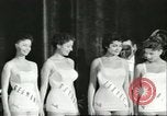 Standbild Miss Universe Schönheitswettbewerb California United States USA, 1956, aus Sekunde 16 historischem Filmmaterial Videoclip 65675064640