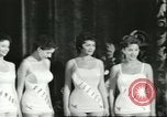 Standbild Miss Universe Schönheitswettbewerb California United States USA, 1956, aus Sekunde 17 historischem Filmmaterial Videoclip 65675064640