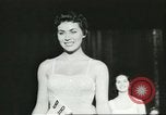 Standbild Miss Universe Schönheitswettbewerb California United States USA, 1956, aus Sekunde 25 historischem Filmmaterial Videoclip 65675064640