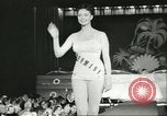 Standbild Miss Universe Schönheitswettbewerb California United States USA, 1956, aus Sekunde 27 historischem Filmmaterial Videoclip 65675064640