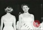 Standbild Miss Universe Schönheitswettbewerb California United States USA, 1956, aus Sekunde 31 historischem Filmmaterial Videoclip 65675064640