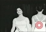 Standbild Miss Universe Schönheitswettbewerb California United States USA, 1956, aus Sekunde 37 historischem Filmmaterial Videoclip 65675064640