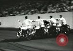 Standbild Auto und Motorrad Stunt Show Chicago Illinois USA, 1956, aus Sekunde 9 historischem Filmmaterial Videoclip 65675064641