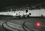 Standbild Auto und Motorrad Stunt Show Chicago Illinois USA, 1956, aus Sekunde 10 historischem Filmmaterial Videoclip 65675064641
