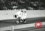 Standbild Auto und Motorrad Stunt Show Chicago Illinois USA, 1956, aus Sekunde 13 historischem Filmmaterial Videoclip 65675064641