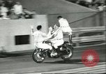 Standbild Auto und Motorrad Stunt Show Chicago Illinois USA, 1956, aus Sekunde 14 historischem Filmmaterial Videoclip 65675064641