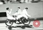 Standbild Auto und Motorrad Stunt Show Chicago Illinois USA, 1956, aus Sekunde 15 historischem Filmmaterial Videoclip 65675064641