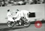 Standbild Auto und Motorrad Stunt Show Chicago Illinois USA, 1956, aus Sekunde 16 historischem Filmmaterial Videoclip 65675064641