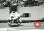 Standbild Auto und Motorrad Stunt Show Chicago Illinois USA, 1956, aus Sekunde 17 historischem Filmmaterial Videoclip 65675064641