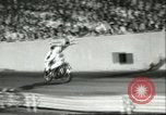 Standbild Auto und Motorrad Stunt Show Chicago Illinois USA, 1956, aus Sekunde 18 historischem Filmmaterial Videoclip 65675064641
