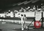 Standbild Auto und Motorrad Stunt Show Chicago Illinois USA, 1956, aus Sekunde 20 historischem Filmmaterial Videoclip 65675064641