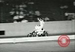 Standbild Auto und Motorrad Stunt Show Chicago Illinois USA, 1956, aus Sekunde 21 historischem Filmmaterial Videoclip 65675064641