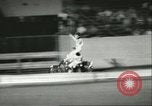 Standbild Auto und Motorrad Stunt Show Chicago Illinois USA, 1956, aus Sekunde 22 historischem Filmmaterial Videoclip 65675064641