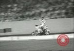 Standbild Auto und Motorrad Stunt Show Chicago Illinois USA, 1956, aus Sekunde 23 historischem Filmmaterial Videoclip 65675064641