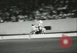 Standbild Auto und Motorrad Stunt Show Chicago Illinois USA, 1956, aus Sekunde 24 historischem Filmmaterial Videoclip 65675064641