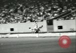 Standbild Auto und Motorrad Stunt Show Chicago Illinois USA, 1956, aus Sekunde 25 historischem Filmmaterial Videoclip 65675064641