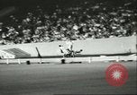 Standbild Auto und Motorrad Stunt Show Chicago Illinois USA, 1956, aus Sekunde 26 historischem Filmmaterial Videoclip 65675064641
