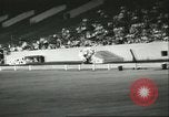 Standbild Auto und Motorrad Stunt Show Chicago Illinois USA, 1956, aus Sekunde 27 historischem Filmmaterial Videoclip 65675064641