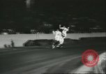 Standbild Auto und Motorrad Stunt Show Chicago Illinois USA, 1956, aus Sekunde 28 historischem Filmmaterial Videoclip 65675064641
