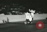 Standbild Auto und Motorrad Stunt Show Chicago Illinois USA, 1956, aus Sekunde 29 historischem Filmmaterial Videoclip 65675064641