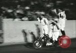 Standbild Auto und Motorrad Stunt Show Chicago Illinois USA, 1956, aus Sekunde 30 historischem Filmmaterial Videoclip 65675064641