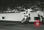 Standbild Auto und Motorrad Stunt Show Chicago Illinois USA, 1956, aus Sekunde 32 historischem Filmmaterial Videoclip 65675064641