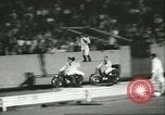 Standbild Auto und Motorrad Stunt Show Chicago Illinois USA, 1956, aus Sekunde 35 historischem Filmmaterial Videoclip 65675064641