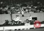 Standbild Auto und Motorrad Stunt Show Chicago Illinois USA, 1956, aus Sekunde 36 historischem Filmmaterial Videoclip 65675064641