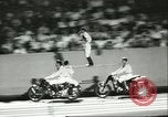 Standbild Auto und Motorrad Stunt Show Chicago Illinois USA, 1956, aus Sekunde 37 historischem Filmmaterial Videoclip 65675064641