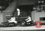 Standbild Auto und Motorrad Stunt Show Chicago Illinois USA, 1956, aus Sekunde 38 historischem Filmmaterial Videoclip 65675064641
