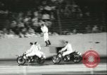 Standbild Auto und Motorrad Stunt Show Chicago Illinois USA, 1956, aus Sekunde 39 historischem Filmmaterial Videoclip 65675064641