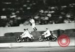 Standbild Auto und Motorrad Stunt Show Chicago Illinois USA, 1956, aus Sekunde 40 historischem Filmmaterial Videoclip 65675064641