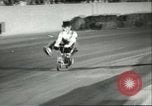 Standbild Auto und Motorrad Stunt Show Chicago Illinois USA, 1956, aus Sekunde 43 historischem Filmmaterial Videoclip 65675064641