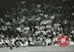 Standbild Auto und Motorrad Stunt Show Chicago Illinois USA, 1956, aus Sekunde 44 historischem Filmmaterial Videoclip 65675064641
