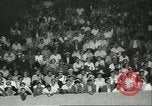 Standbild Auto und Motorrad Stunt Show Chicago Illinois USA, 1956, aus Sekunde 45 historischem Filmmaterial Videoclip 65675064641
