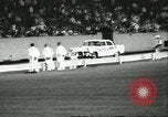 Standbild Auto und Motorrad Stunt Show Chicago Illinois USA, 1956, aus Sekunde 50 historischem Filmmaterial Videoclip 65675064641