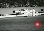 Standbild Auto und Motorrad Stunt Show Chicago Illinois USA, 1956, aus Sekunde 51 historischem Filmmaterial Videoclip 65675064641